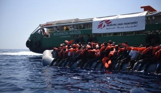 Намаляват мигрантите, пристигащи в Европа по море