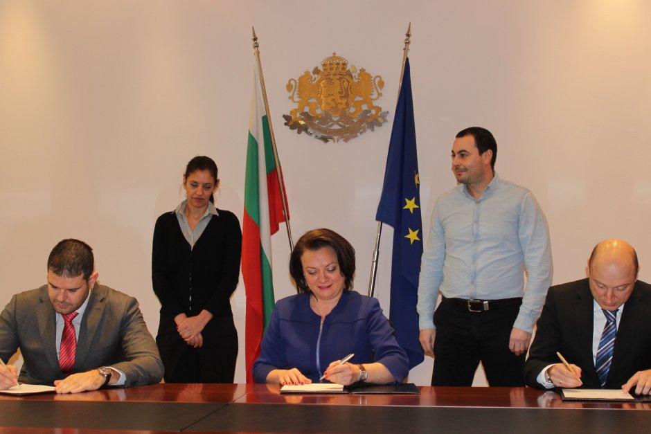 Василева и шефовете на Фонда на фондовете подписаха споразумението за прехвърляне на средствата