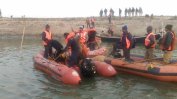 Десетки се удавиха в Ганг след обръщане на лодка с поклонници