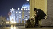 Необичаен студ в Италия взе жертви, папата раздаде спални чували на бездомници