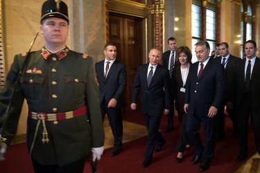 Путин обеща на Унгария газ "дори и на зиг-заг" и пари за АЕЦ "Пакш"