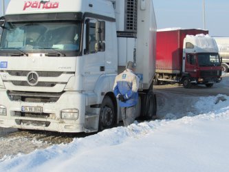 Километрични опашки от тирове на границата ни с Турция и Румъния