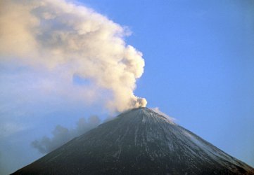 Далекоизточен вулкан изхвърли пепел на 2 километра височина