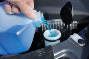 Забрана на течностите за чистачки с метанол искат от "Активни потребители"