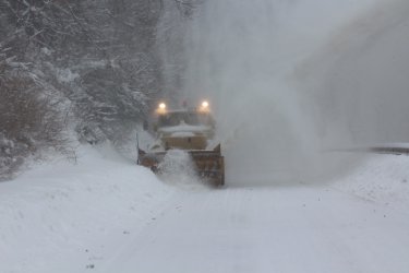 Армията в Япония помага на коли, закъсали в снежна буря
