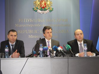 Шефът на БЕХ Петьо Иванов, служебният енергиен министър Николай Павлов и заместникът му Константин Делисивков