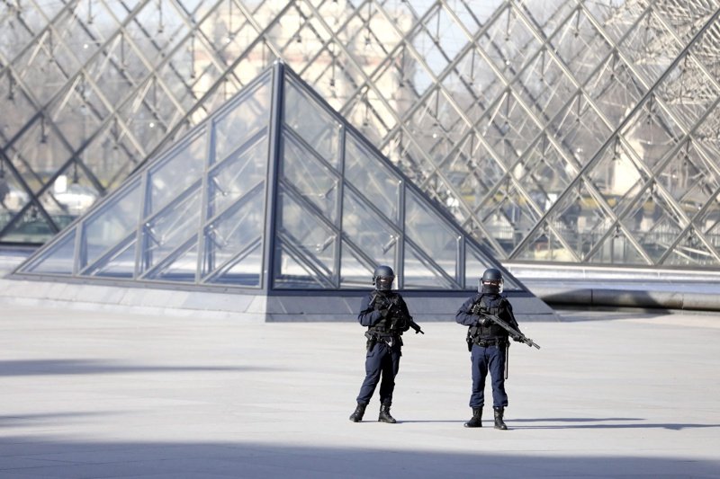 Френската полиция разследва сам ли е действал нападателят от Лувъра