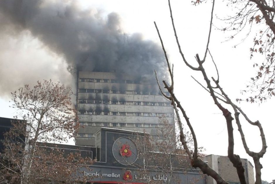 Трийсет пожарникари загинаха при рухване на горяща сграда в центъра на Техеран