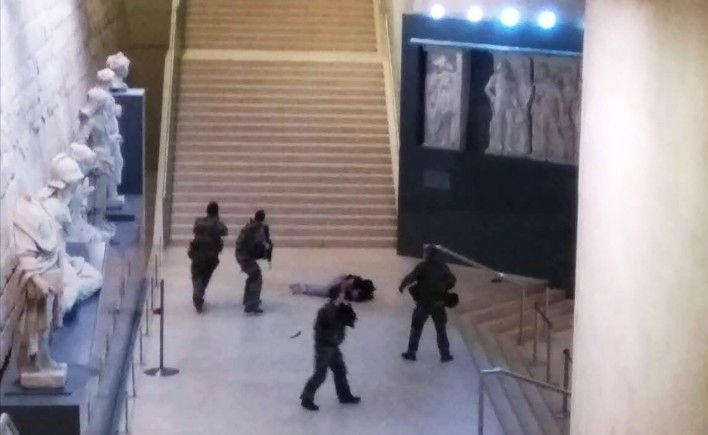 Предполагаем терорист опита да влезе в Лувъра, но бе прострелян