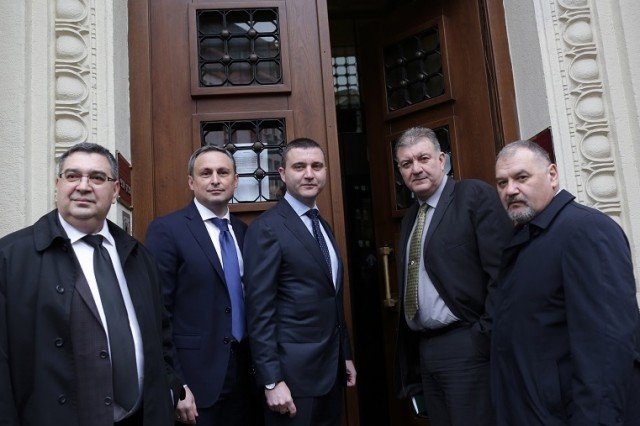 <i>Бившият финансов министър Горанов заедно с временните синдици на КТБ</i>