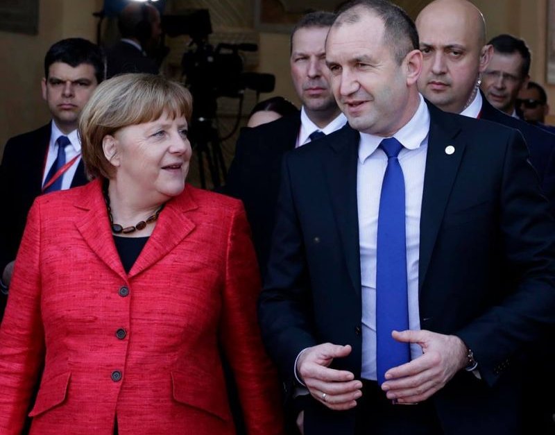 Президентът Румен Радев разговаря с Меркел по време на Европейския съвет в Малта