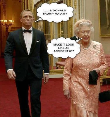 Английското чувство за хумор се прояви по време на предизборната кампания в САЩ: колаж на кралицата, която наема Джеймс Бонд да се справи с Тръмп. 