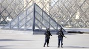 Френската полиция разследва сам ли е действал нападателят от Лувъра