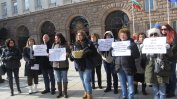 Чистачки от летище София на протест за спиране на концесията