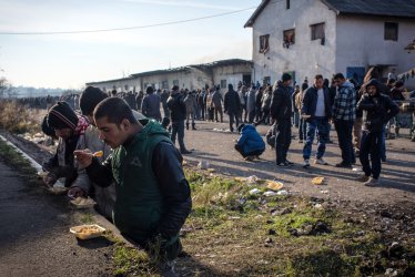 Стотици мигранти проникнаха в испанския анклав Сеута в Мароко