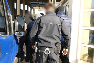 Седем българи, замесени в телефонни измами, са предадени на Гърция