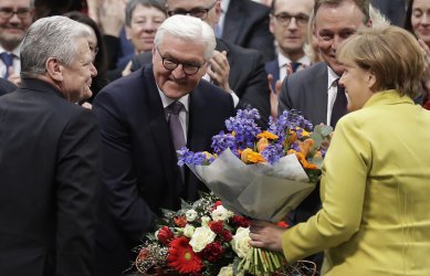 Щайнмайер приема поздравления след избора му за президент