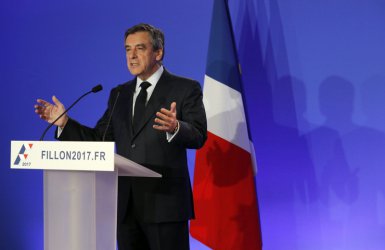 Фийон събра многохиляден митинг в своя подкрепа, но не каза ще се оттегли ли от изборите във Франция