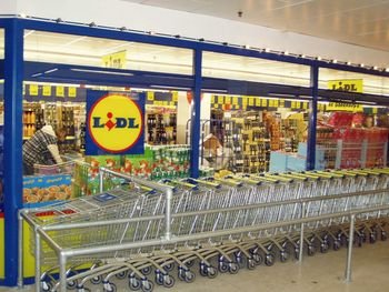 Лидл пусна своя серия български продукти "Родна стряха"