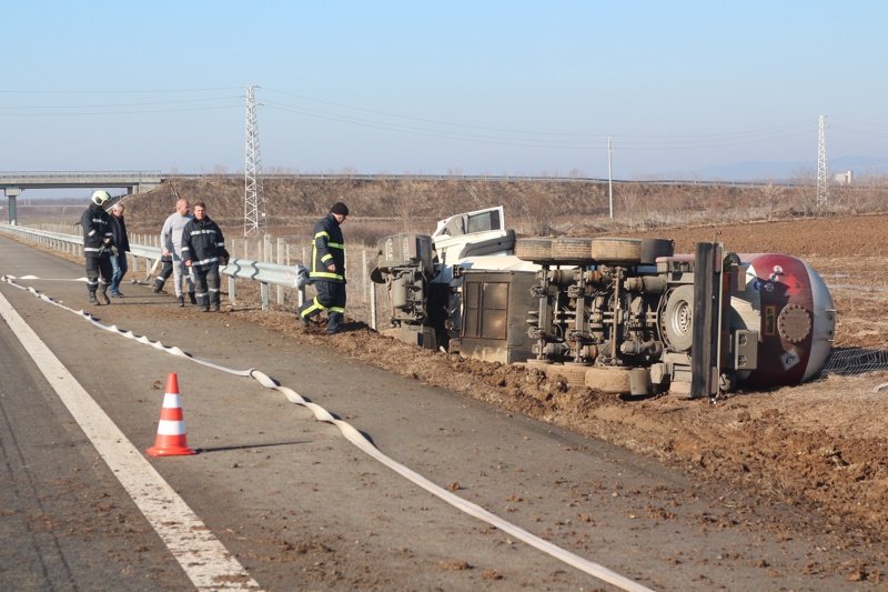 Цистерна се обърна и затвори магистрала "Тракия" между Стара и Нова Загора