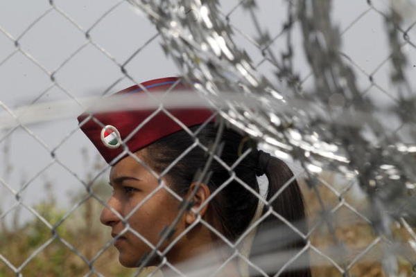 Унгария ще затваря всички мигранти в лагери