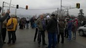 Жителите на "Горубляне" блокираха Околовръстното с искане за канализация