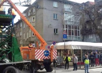 Стълб на контактно-кабелната мрежа на ул. "Раковски" падна заради корозия