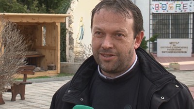 Отец Паоло Кортези, заплашван заради приети бежанци, напуска България