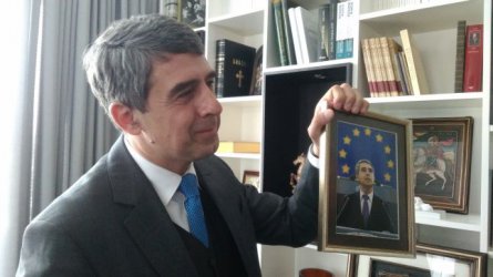 Росен Плевнелиев показва една от любимите си снимки на "убеден европеец". Сн: Mediapool