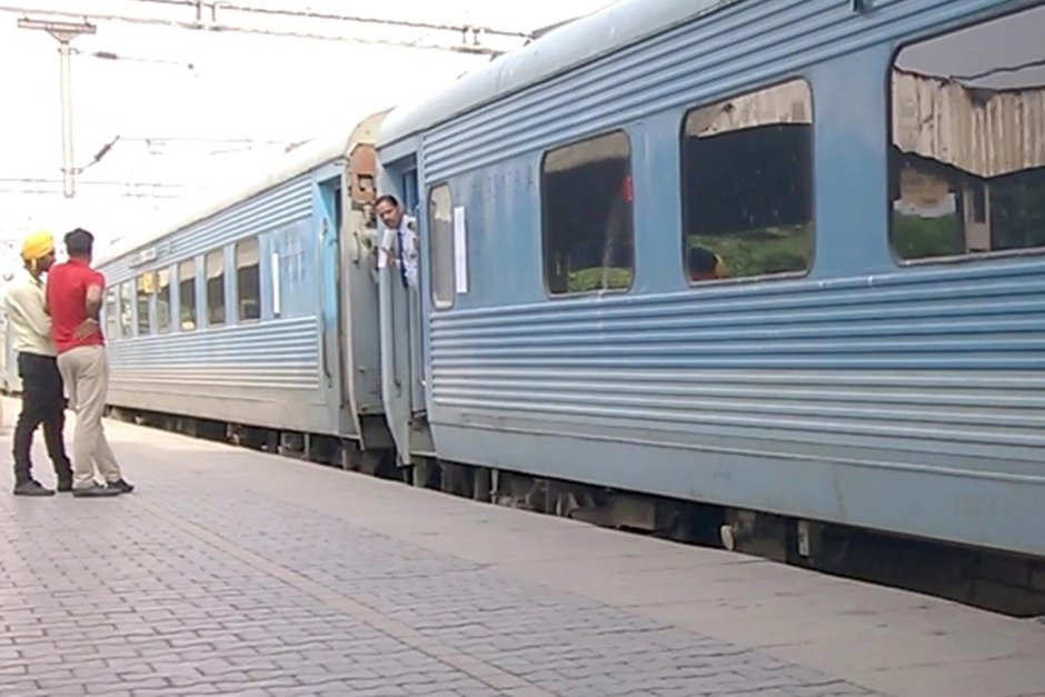 Индиец получи влак като обезщетение от железницата