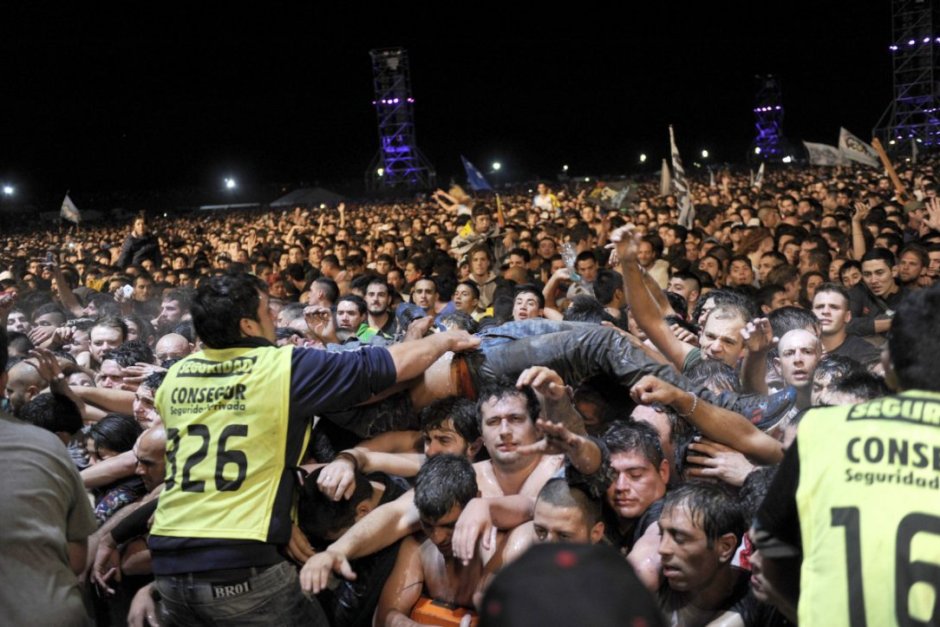 Двама загинали при огромна блъсканица на рок концерт в Аржентина