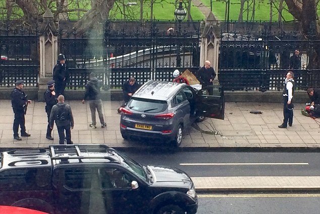 Четирима загинаха при терористична атака край британския парламент