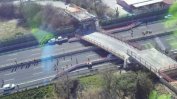 Мост се срина върху магистрала в Северна Италия, двама загинаха