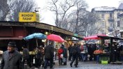 Бежанци продават на Женския пазар в София храна, дадена им като помощ