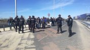 "Патриоти" и полиция пазят границата с Турция