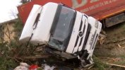 Турски тир с пиян шофьор и без застраховка катастрофира край Въглевци