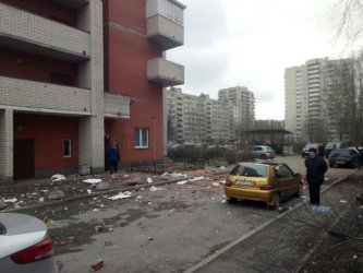Грохот от откъртена облицовка от блок в Санкт Петербург беше взет за експлозия
