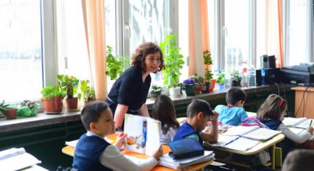 Инициативата "Заедно в час" още месец търси нови учители