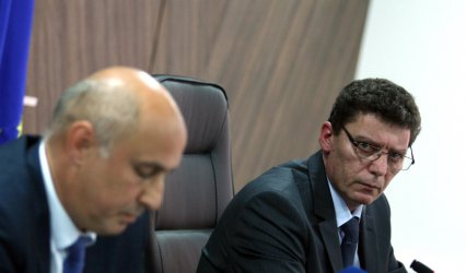 Министърът на регионалното развитие и благоустройството Спас Попниколов и Пирин Пенчев, член на Управителния съвет на Агенция "Пътна инфраструктура" (АПИ), сн: БГНЕС