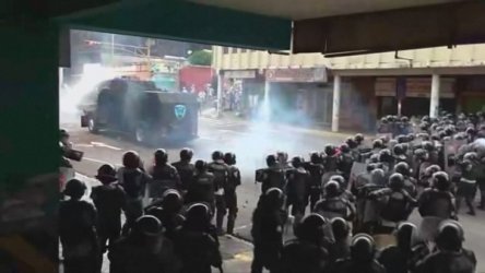 Трима загинаха при протести срещу венецуелския президент Мадуро