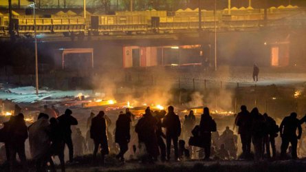 10 ранени и пожар при свада в мигрантски лагер във Франция