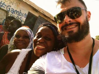Николай Бареков и негови фенове в Гамбия