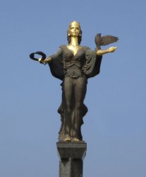 Статуята на София светва в зелено заради Седмицата на гората