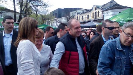 Румен Радев и съпругата му на Панаира на художествените занаяти в Ловеч. БНР