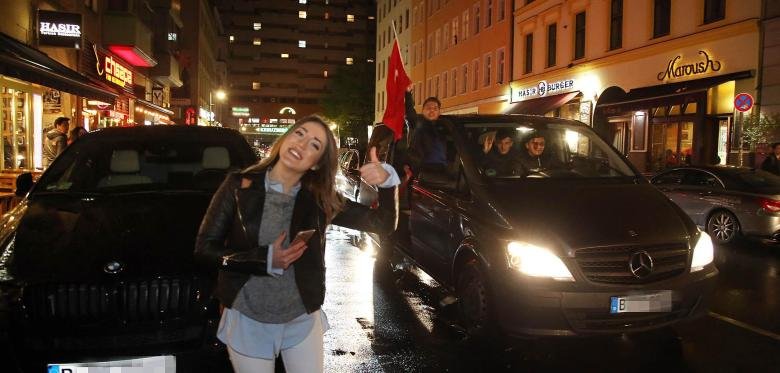 Турски избиратели празнуват победата в Берлин.