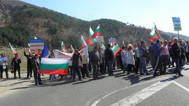 Жители на Царево блокираха главния път по Южното Черноморие заради липсата на устройствен план