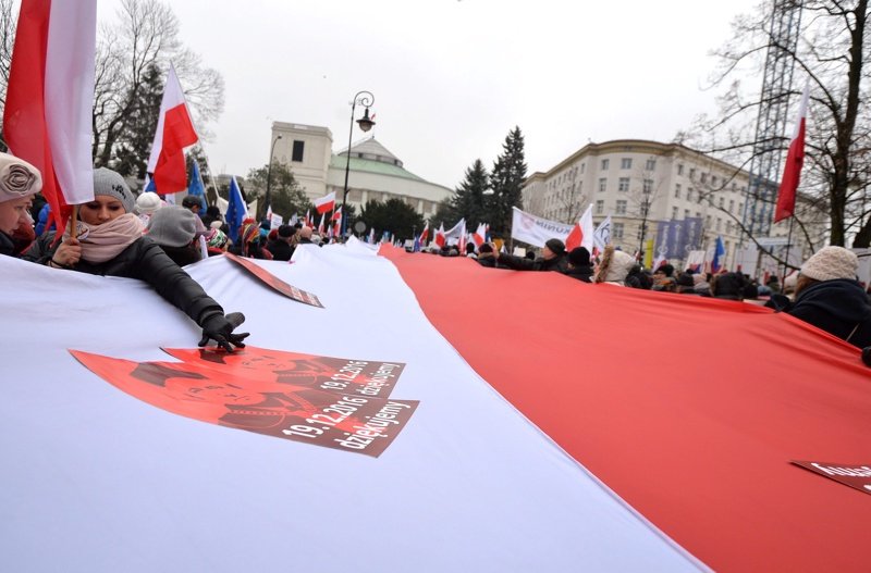Управляващите в Полша губят популярност, опозицията ги настига