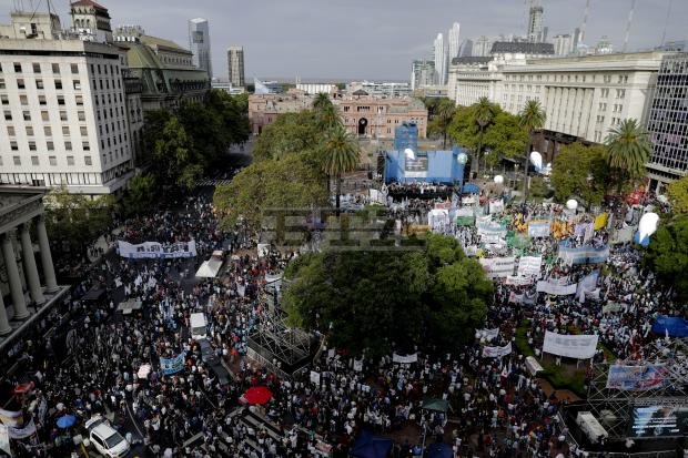 Хиляди аржентинци излязоха по улиците в подкрепа на правителството