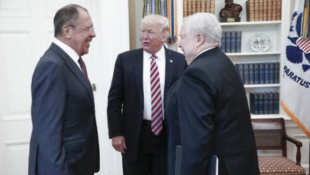 Доналд Тръмп с руския външен министър Сергей Лавров (ляво) и руския посланик във Вашингтон Сергей Кисляк