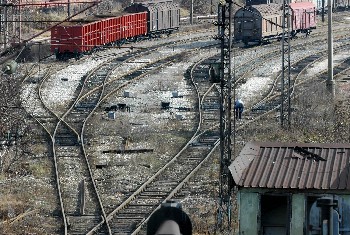 Излязъл от релсите товарен влак спря за часове жп движението през Пирдоп